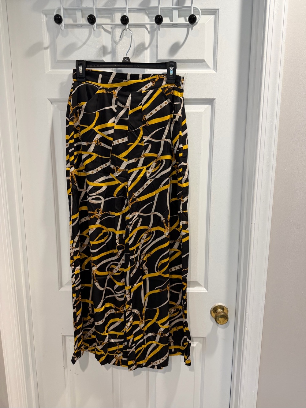 NWT Entro Black Patterned Cropped Pants with Yellow Black  Chain Print Sz S M L